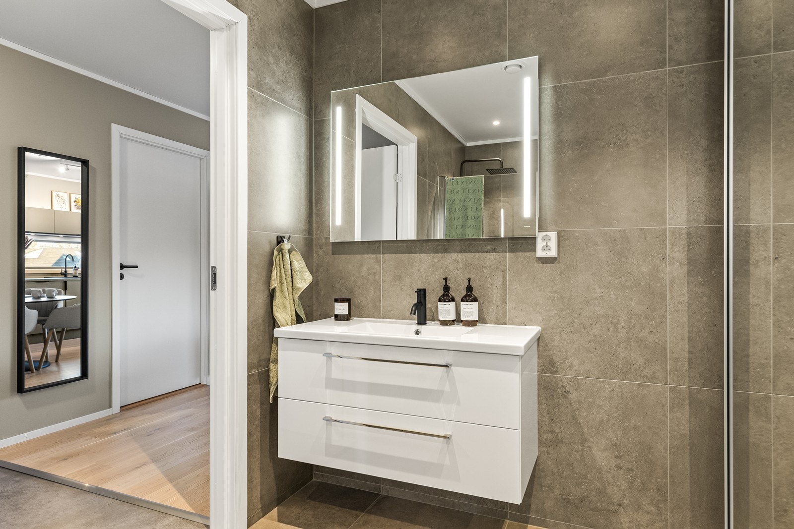 Innredning med nedfelt servant og veggmontert speil. Galleribilde