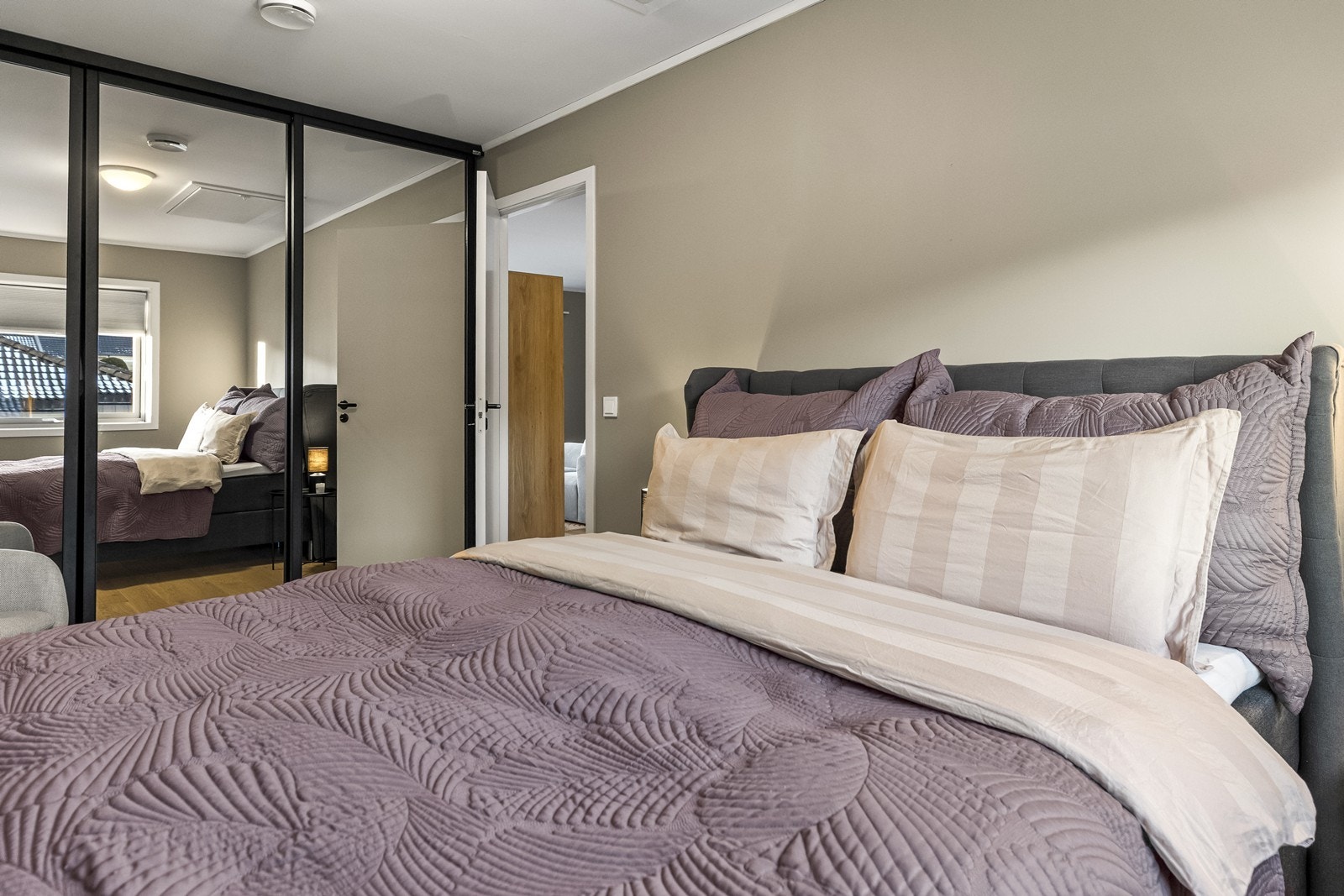 Skyvedørsgarderobe med speil gir effektiv oppbevaring og en følelse av romslighet. Galleribilde