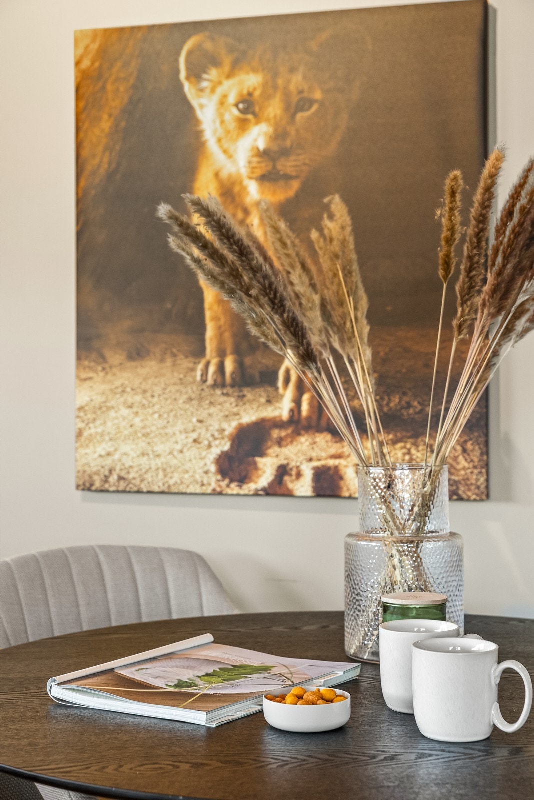 Dekorativt kunstverk gir karakter til spisestuen. Galleribilde