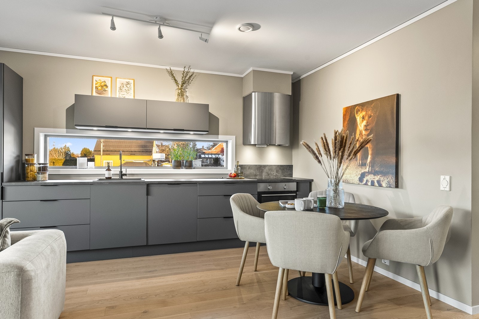 Delikat kjøkken med integrerte hvitevarer. Galleribilde