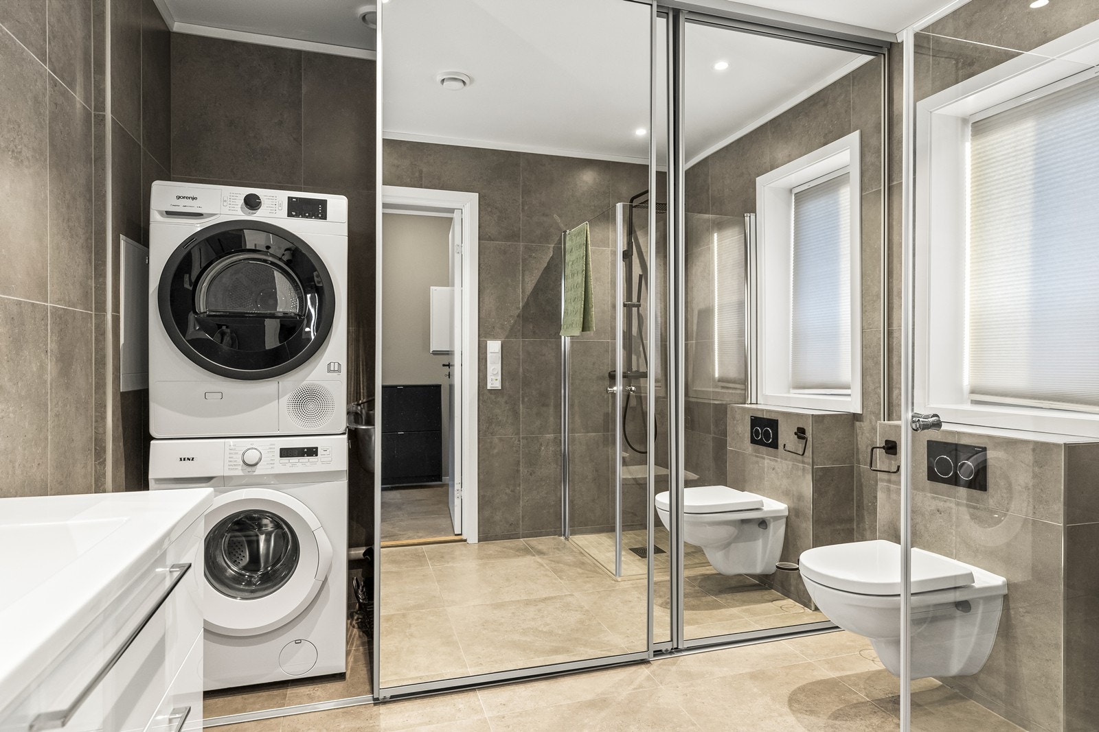 Flislagte overflater og elektriske varmekabler gir god våtromsløsning. Galleribilde