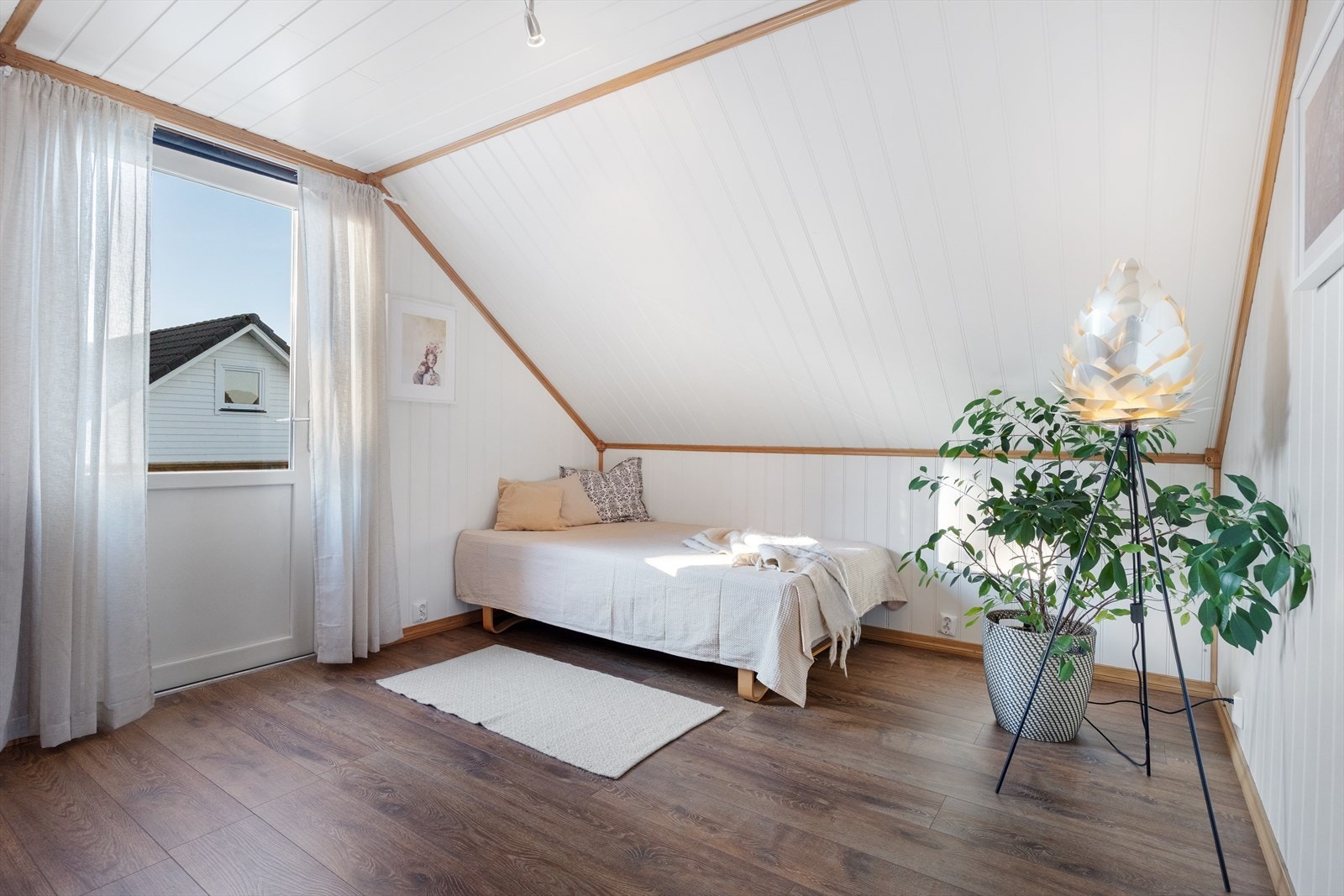 Soverom eller loftstue med utgang til altan og trapp ned til hagen Galleribilde