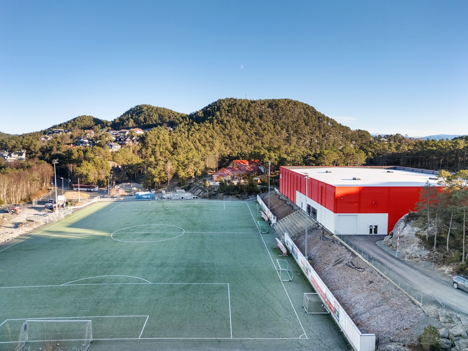 Flott idrettsanlegg med nyere idrettshall (2025) - Halhjem barneskule ligger inne i skogen Galleribilde