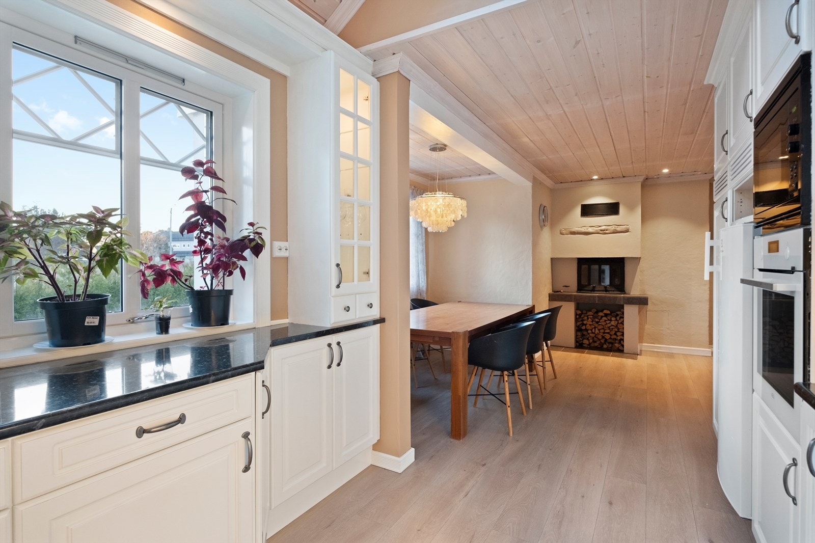 Flott spiseplass i forbindelse med kjøkkenet. Galleribilde