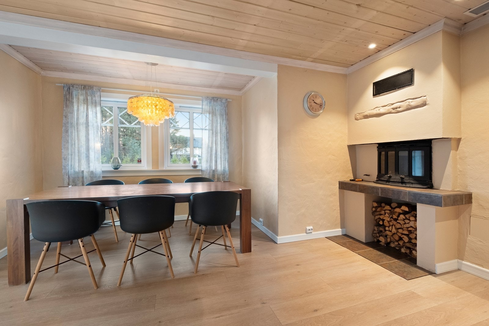 Koselig spiseplass med peis hvor familien kan samles til fine stunder. Galleribilde