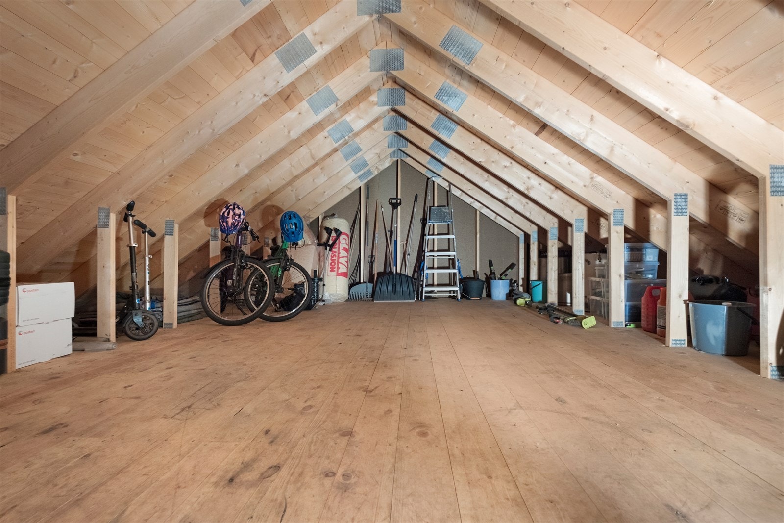 Garasjeloft med god lagringsplass. Galleribilde