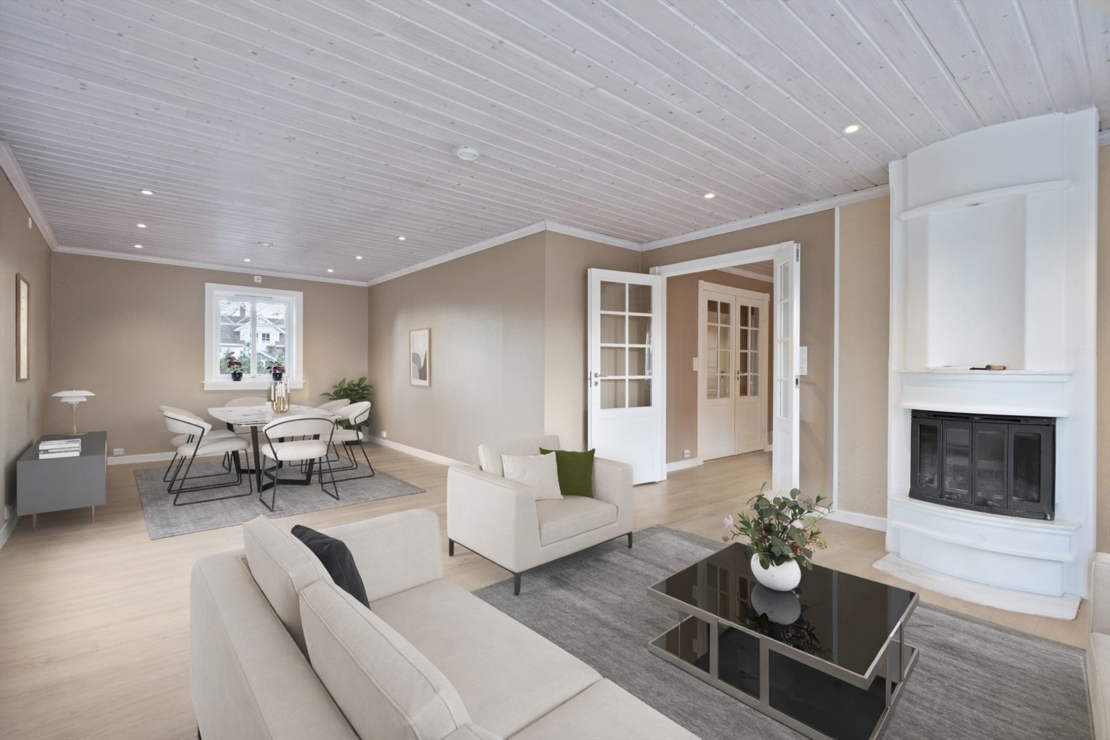 Romslig og fin stue med peisovn og varmepumpe. Galleribilde