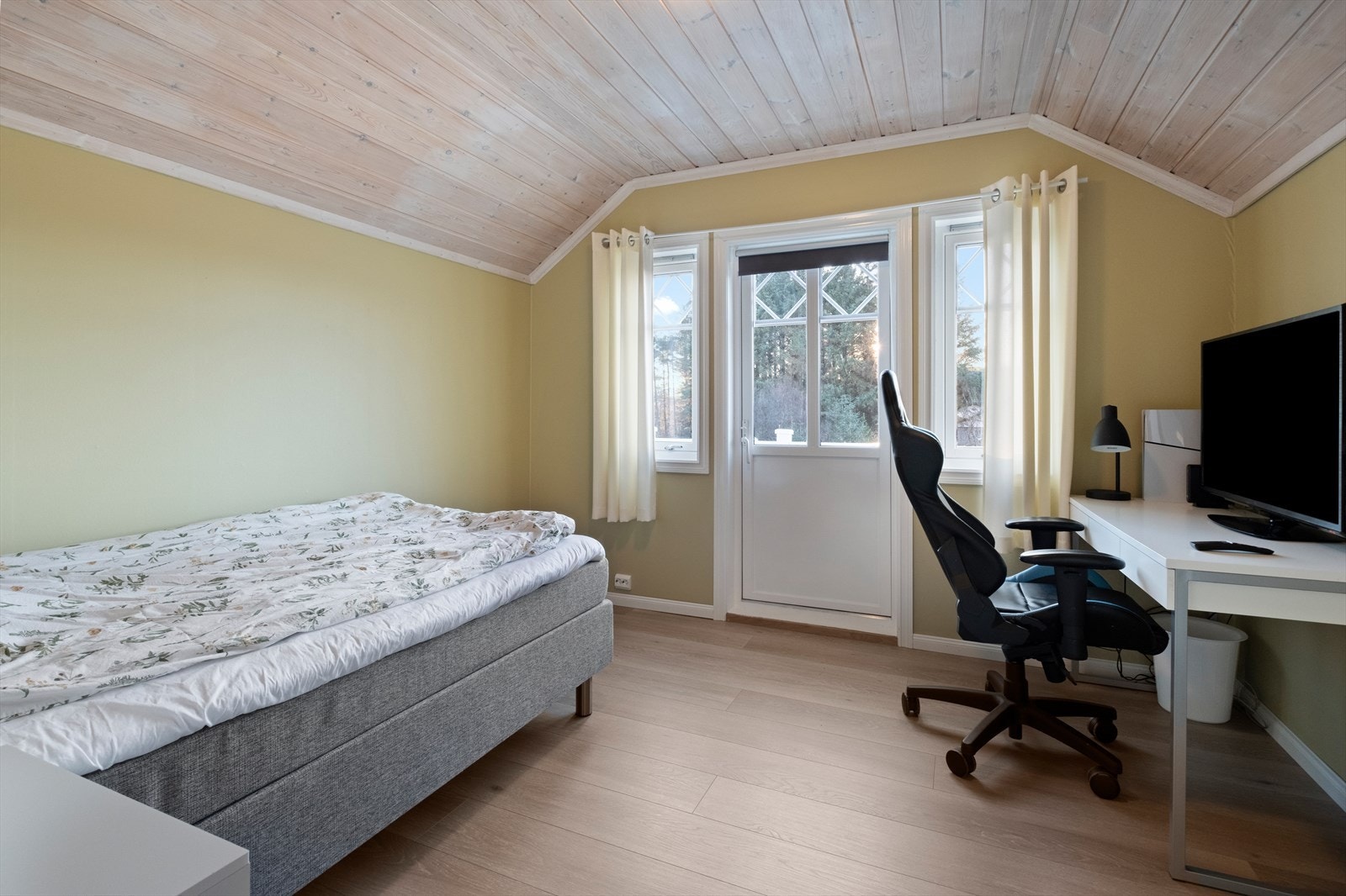 Soverom 3 med utgang til sydvendt balkong. Galleribilde