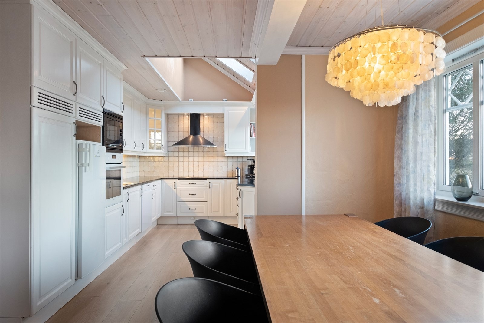 Kjøkken/spiseplass. Galleribilde