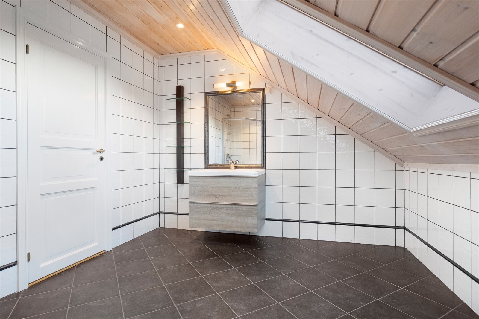 Bad i 2.etg. med overlysvindu Galleribilde