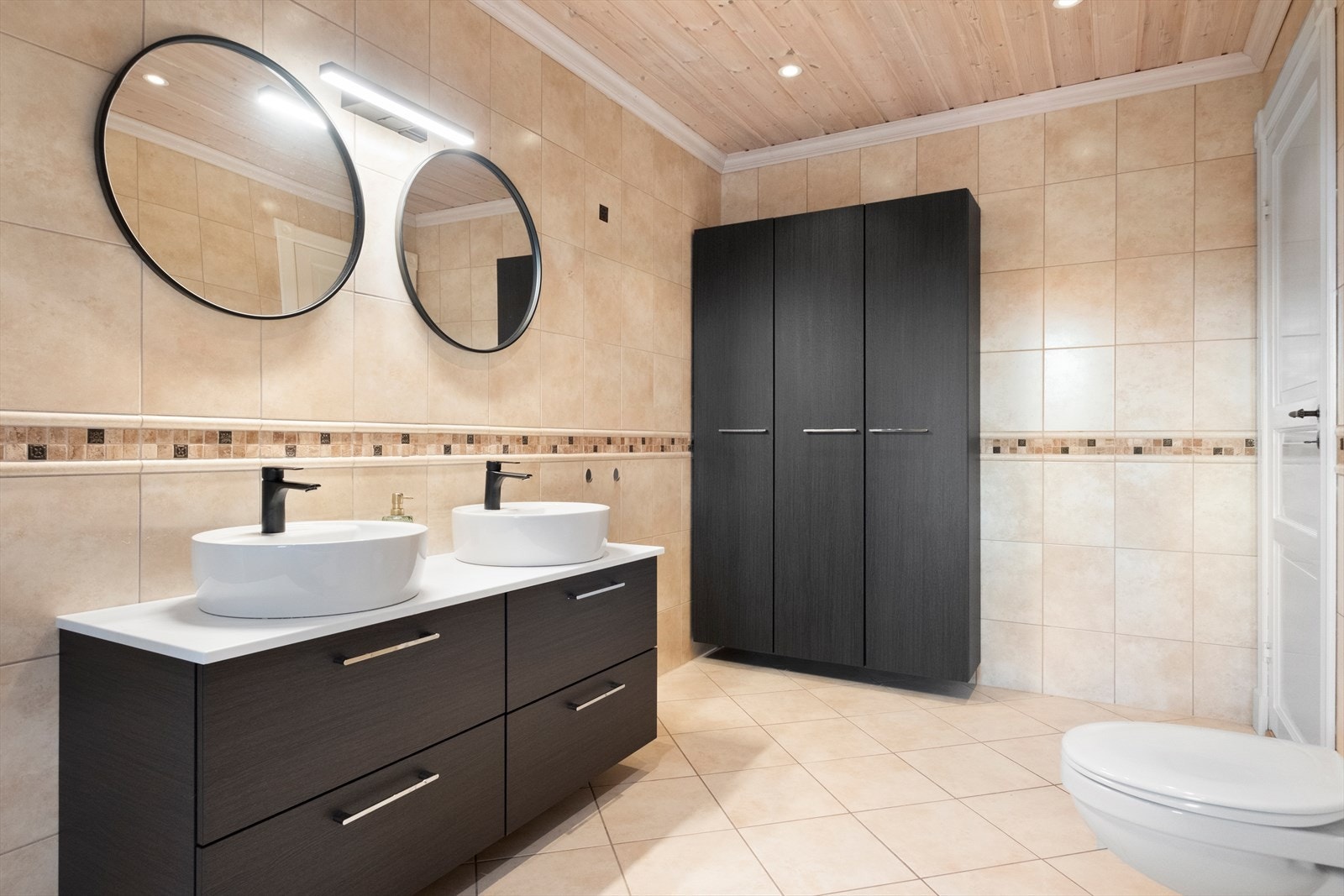 Lyst og pent. Godt med skapplass. Galleribilde