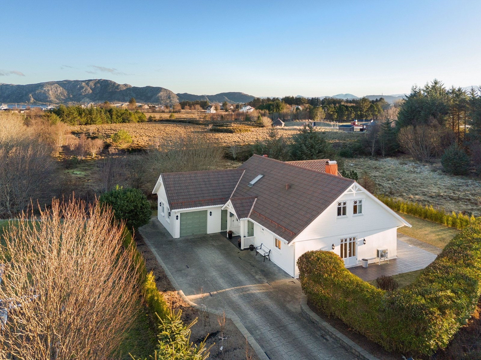 Flott tilkomst og integrert garasje med loft. Galleribilde