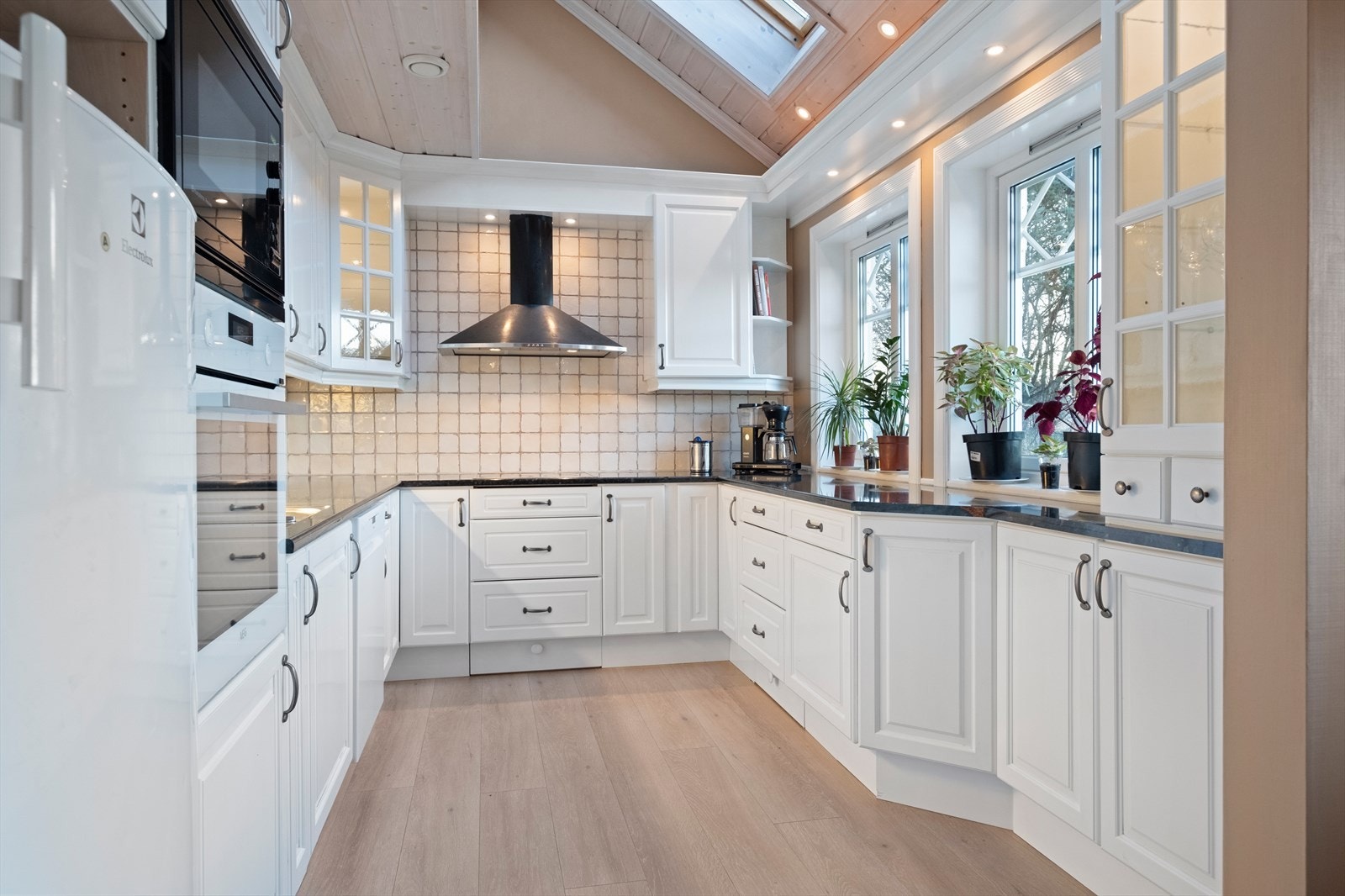 Koselig kjøkken med overlysvinduer og god takhøyde. Galleribilde