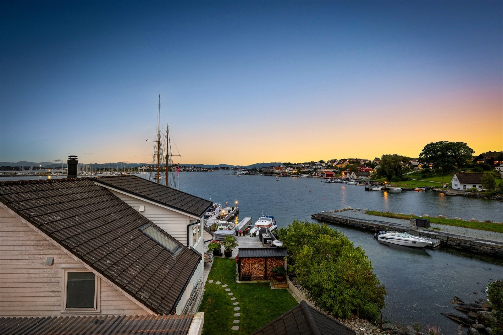 Idyllisk beliggenhet ved sjøen med nydelig utsikt. Galleribilde