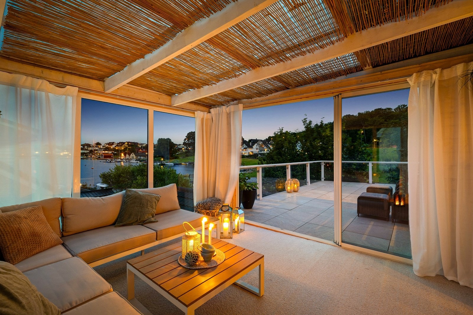 Boligens uteområder er godt gjennomtenkt og tilrettelagt for å nytes gjennom alle sesonger. Fra stuen kan du gå direkte ut til en terrasse med tilhørende hagestue, som er perfekt for avslapning eller besøk av familie og venner. Galleribilde