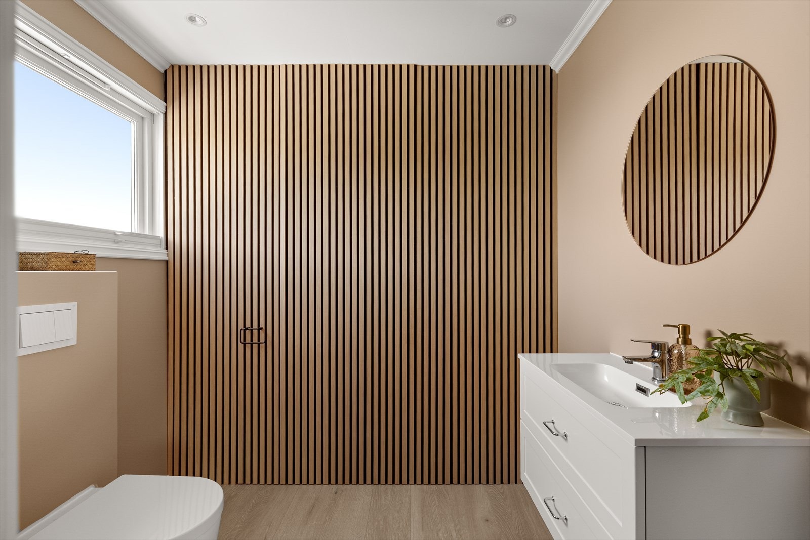 Moderne og stilrent bad med elegante detaljer.
Dør inn til praktisk lagringsrom i spilene. Galleribilde