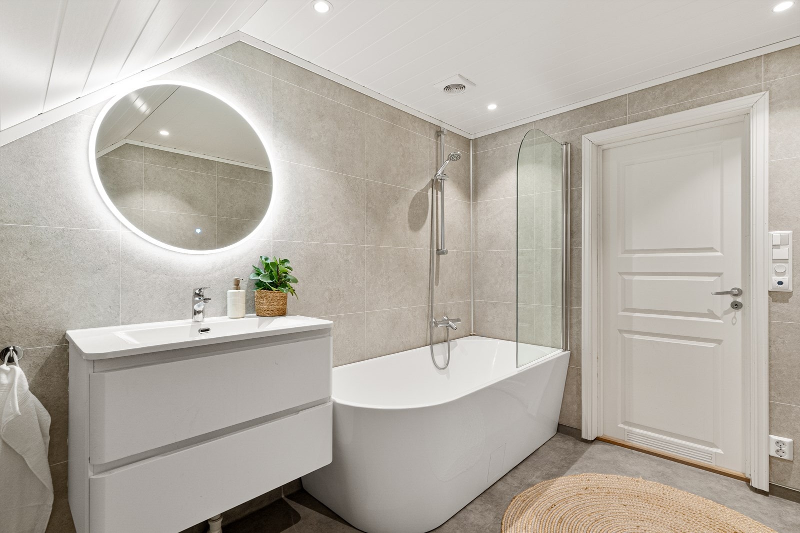 Lyst og praktisk bad med stilrent og tidløst design. Galleribilde