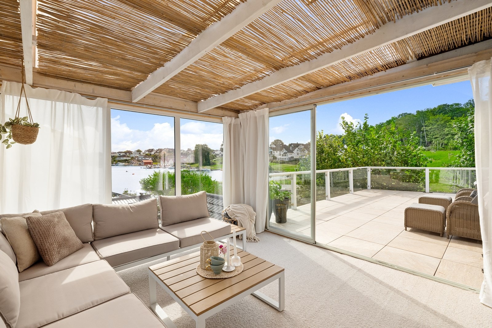 Hagestuen kan brukes året rundt, uansett vær, og har en fantastisk panoramautsikt mot sjøen. Galleribilde