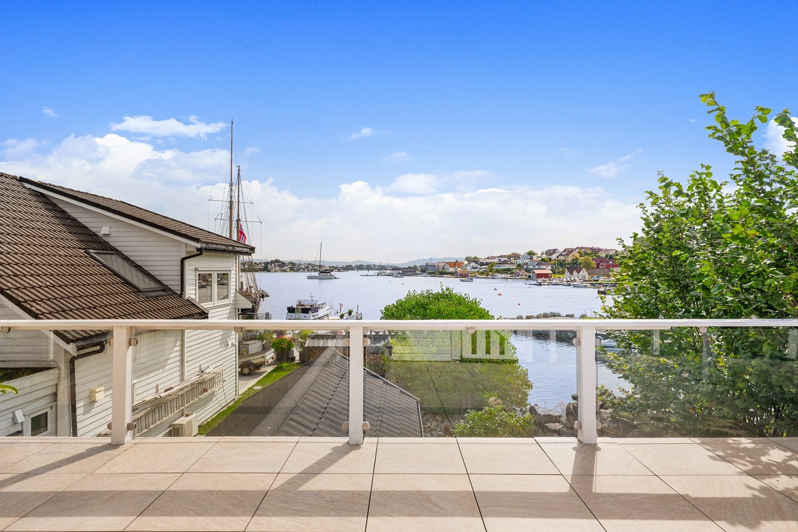 Romslig terrasse med fantastisk sjøutsikt. Galleribilde