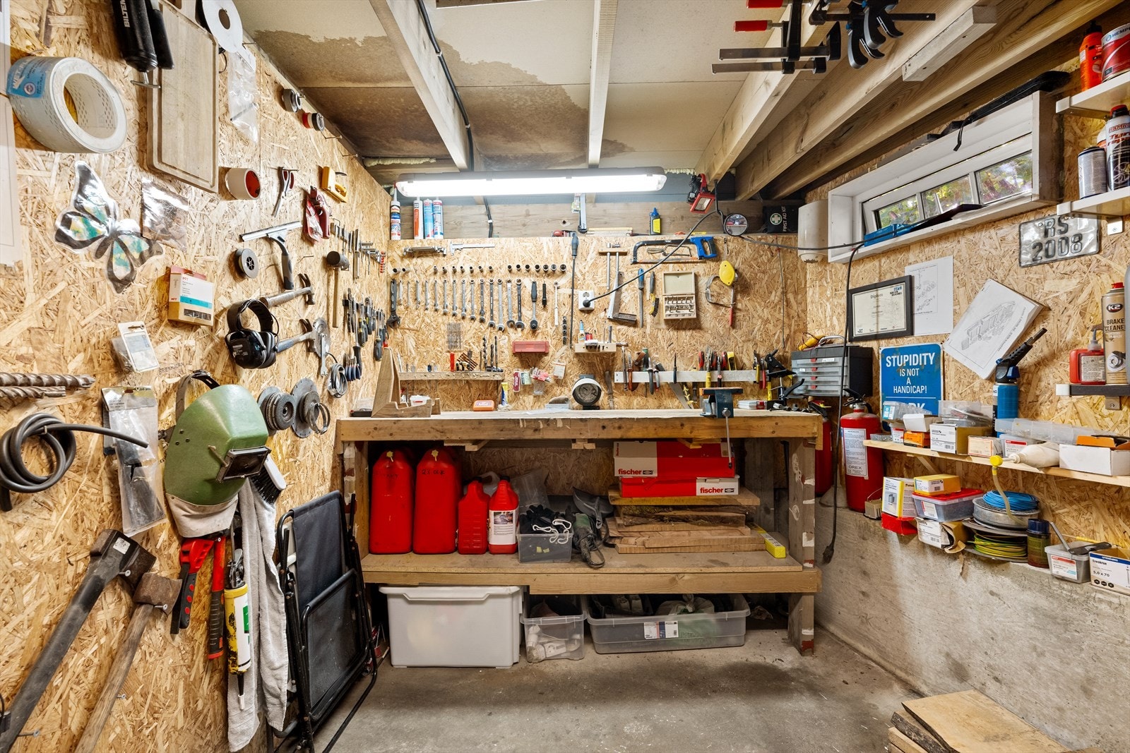 Praktisk verksted med god oppbevaringsplass. Galleribilde