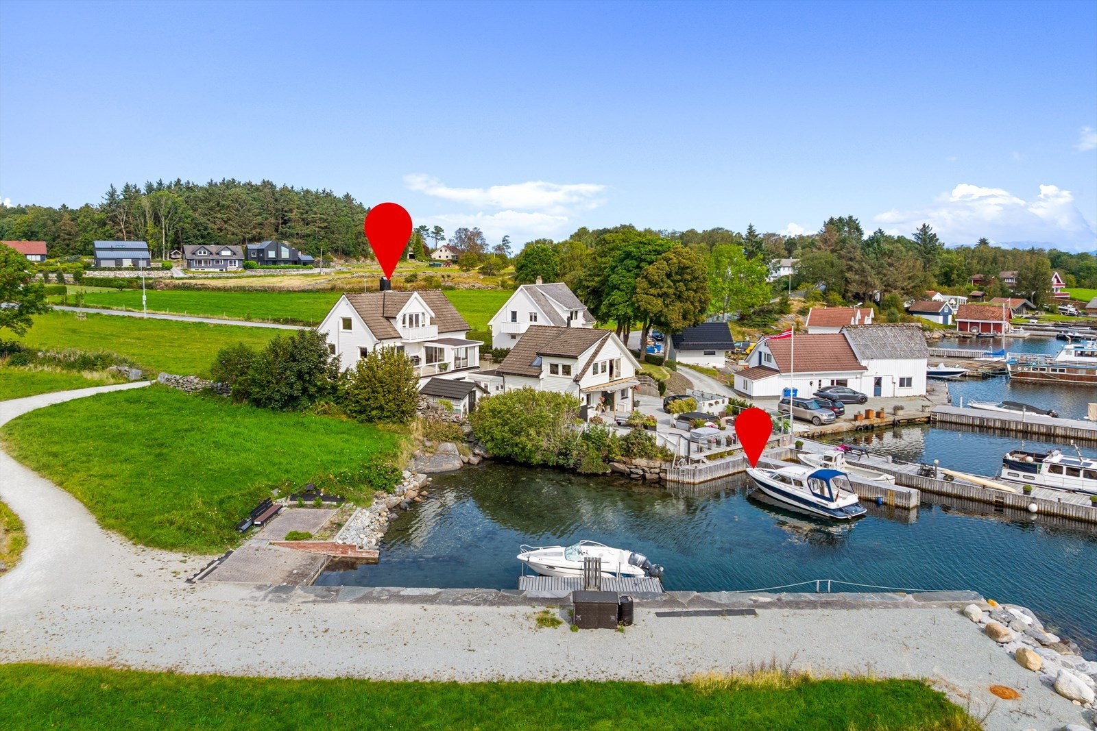 Velkommen til Lundeveien 25B, en lekker og innholdsrik enebolig med ypperlig beliggenhet like ved sjøen. Galleribilde