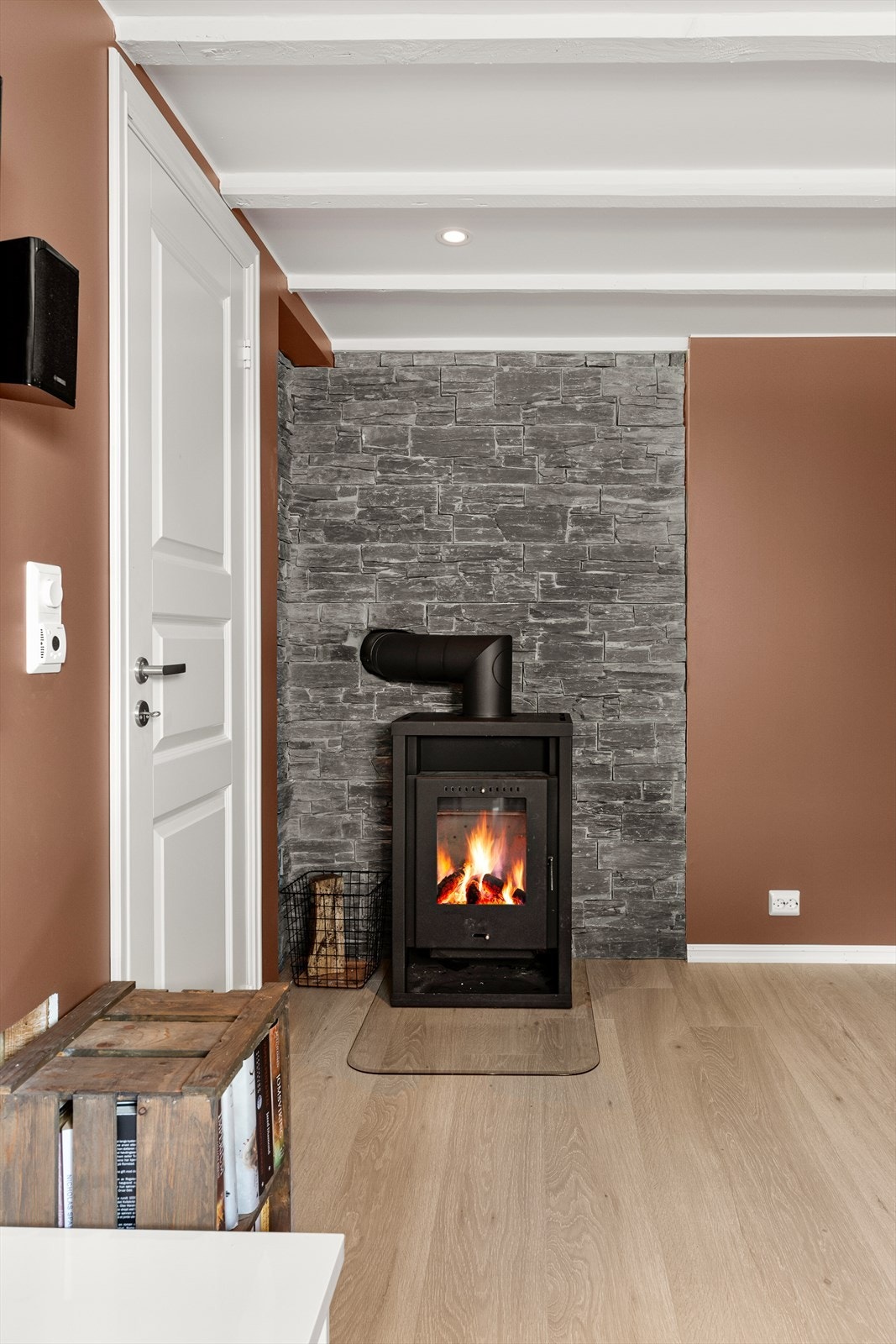 Praktisk vedovn i underetasjen. Galleribilde