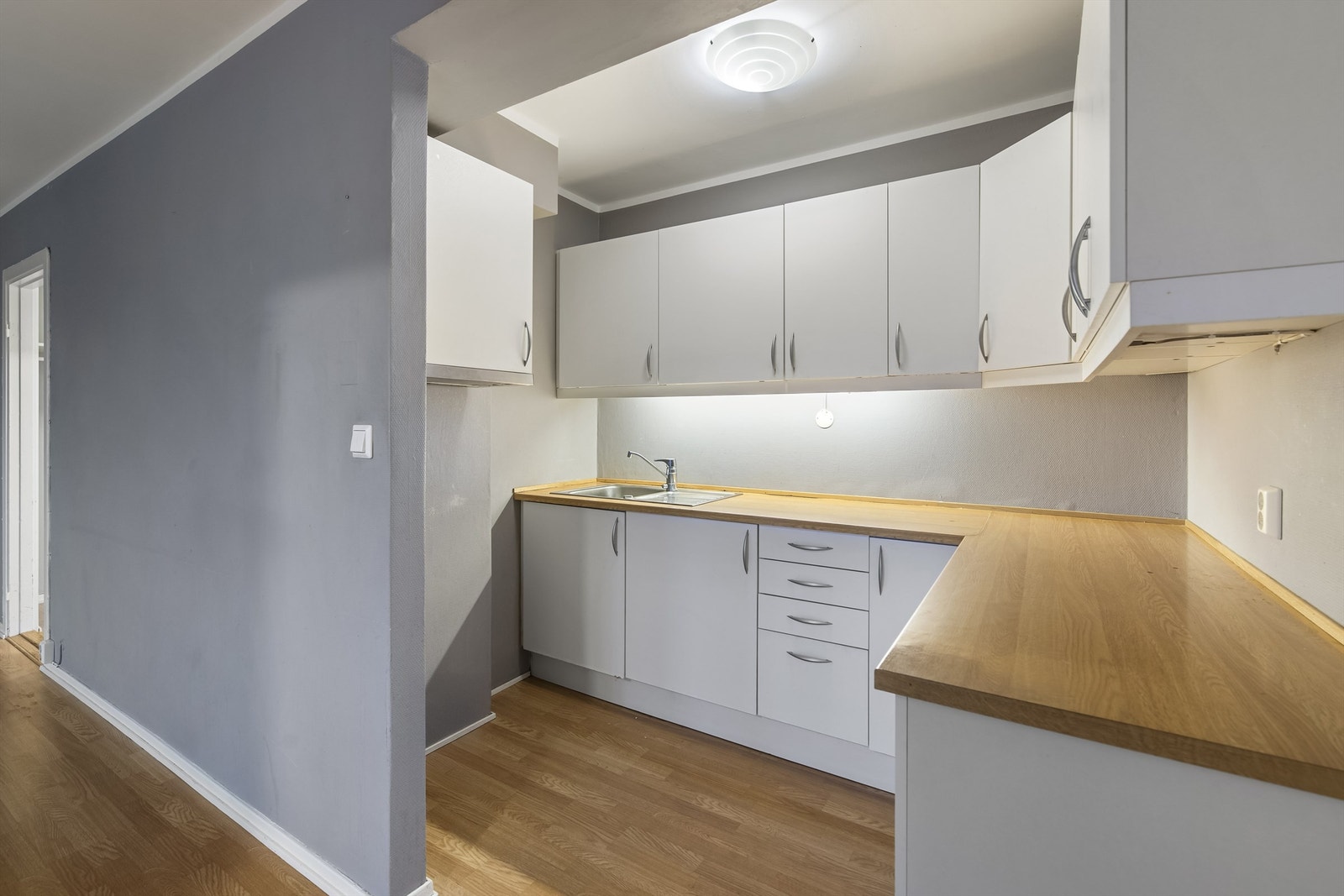 Kjøkken i lys utførelse med slette fronter Galleribilde