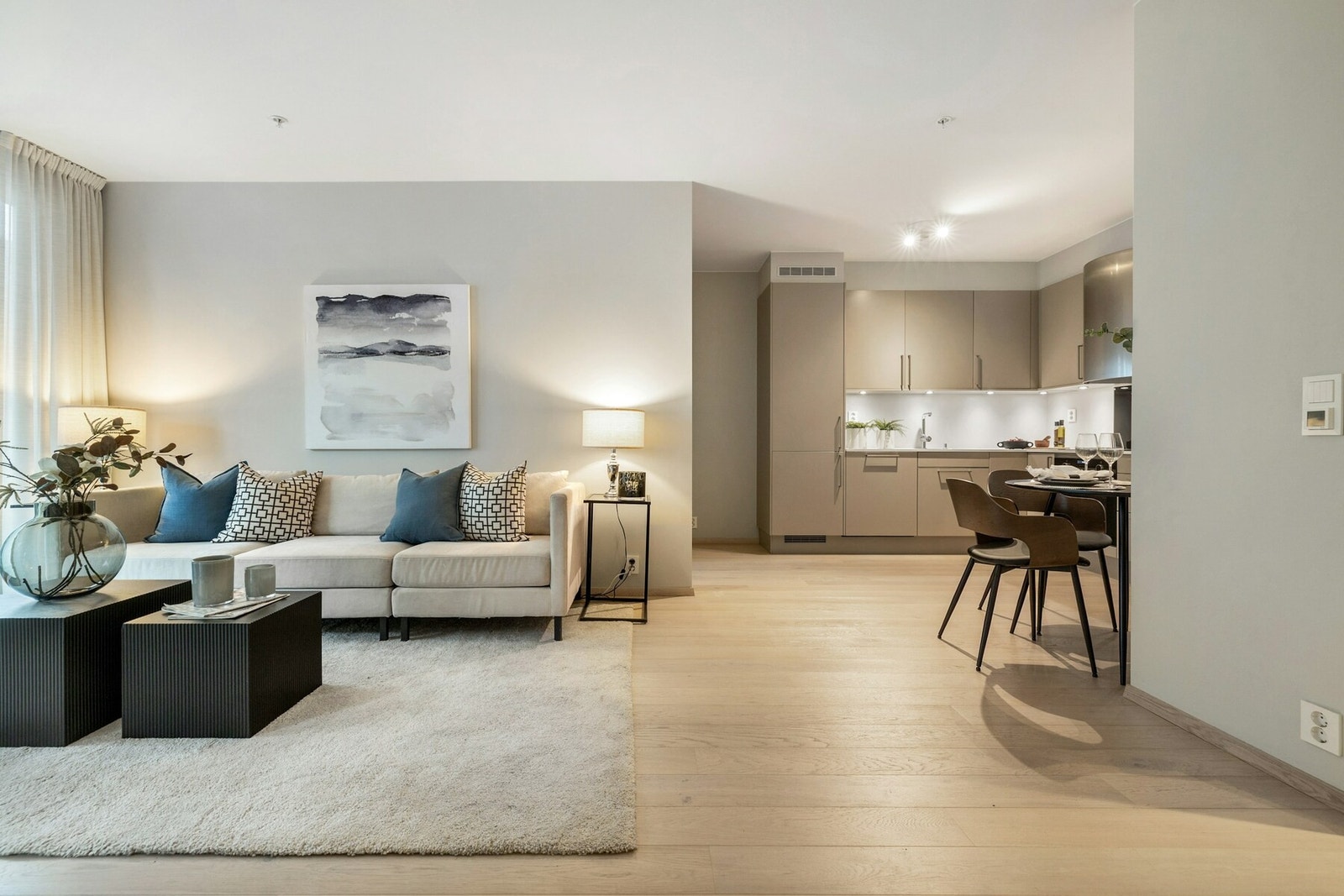 Stuen ligger i åpen løsning med kjøkkenet Galleribilde