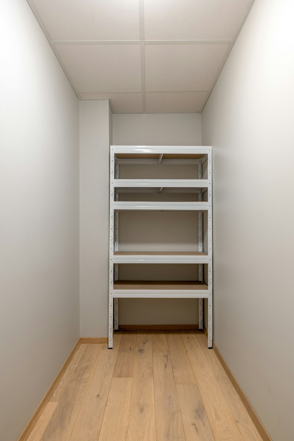 Fra kjøkkenet er det adkomst til en praktisk innvendig bod, hvor utstyr og klær kan ryddes pent vekk Galleribilde