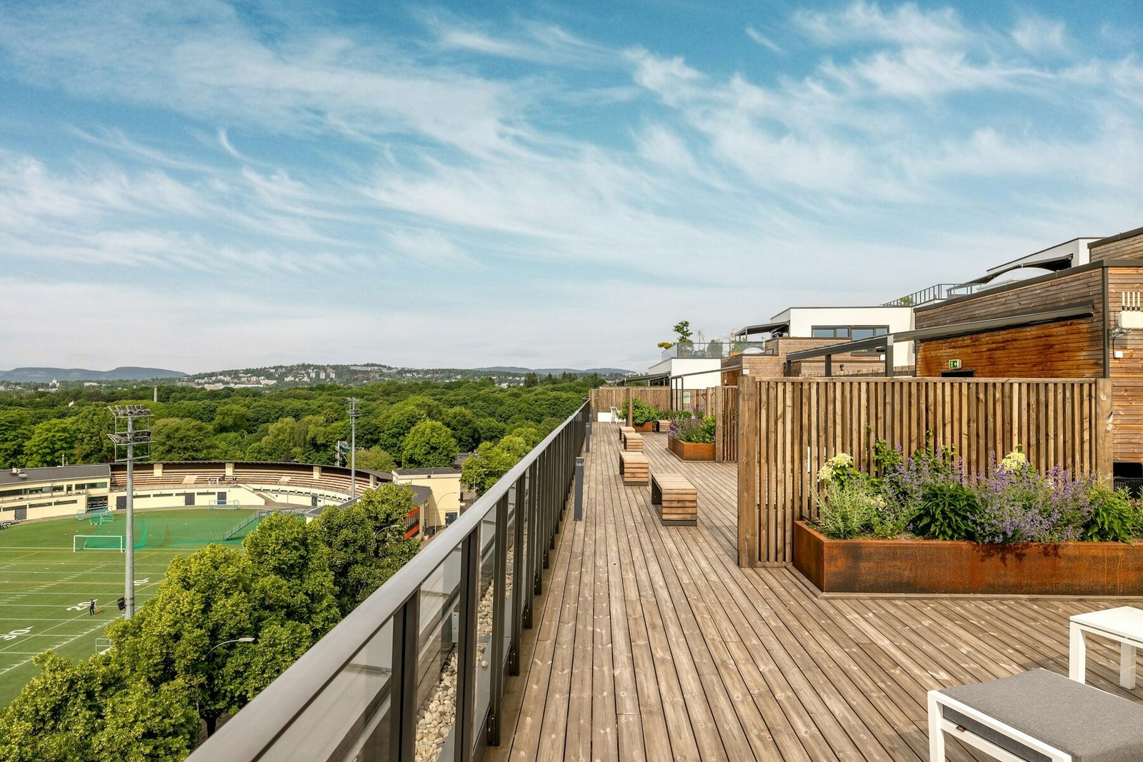 Takterrassene finner du på alle tre byggene, med flotte sittegrupper, pergola i tre og plantekasser med beplantning Galleribilde