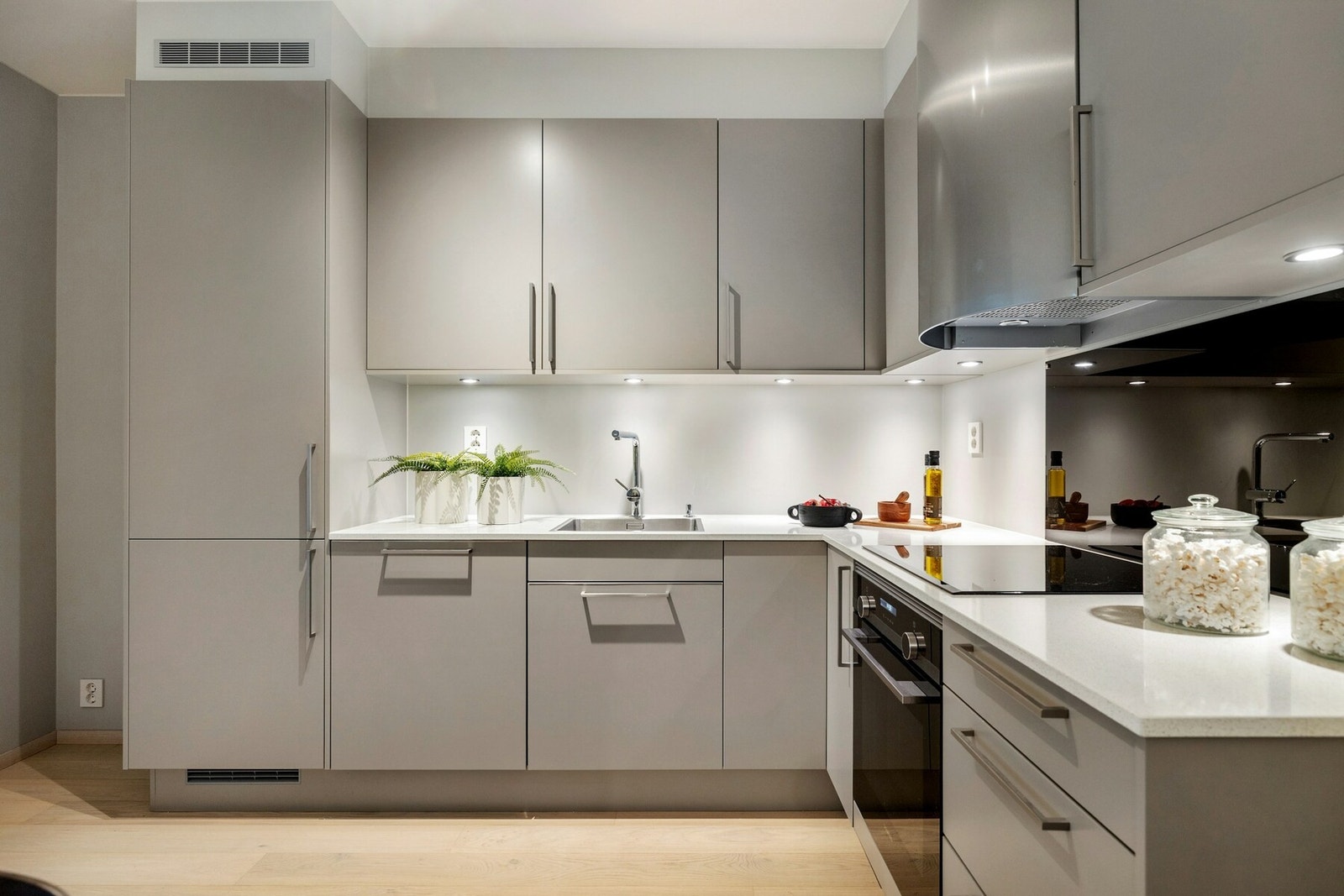 Videre er det montert spotter under overskap Galleribilde