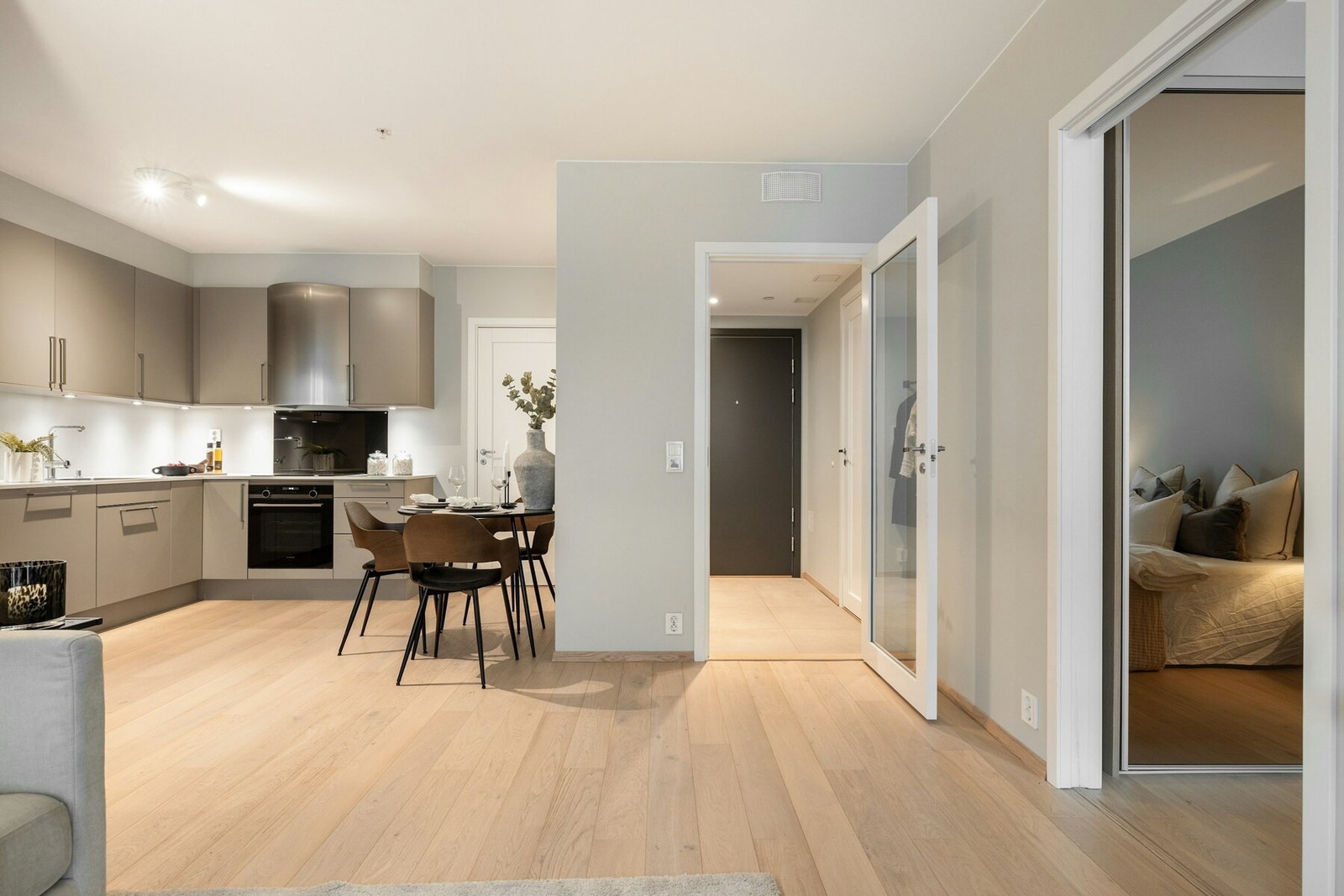 På gulvet er det lagt en lys enstavs eikeparkett Galleribilde