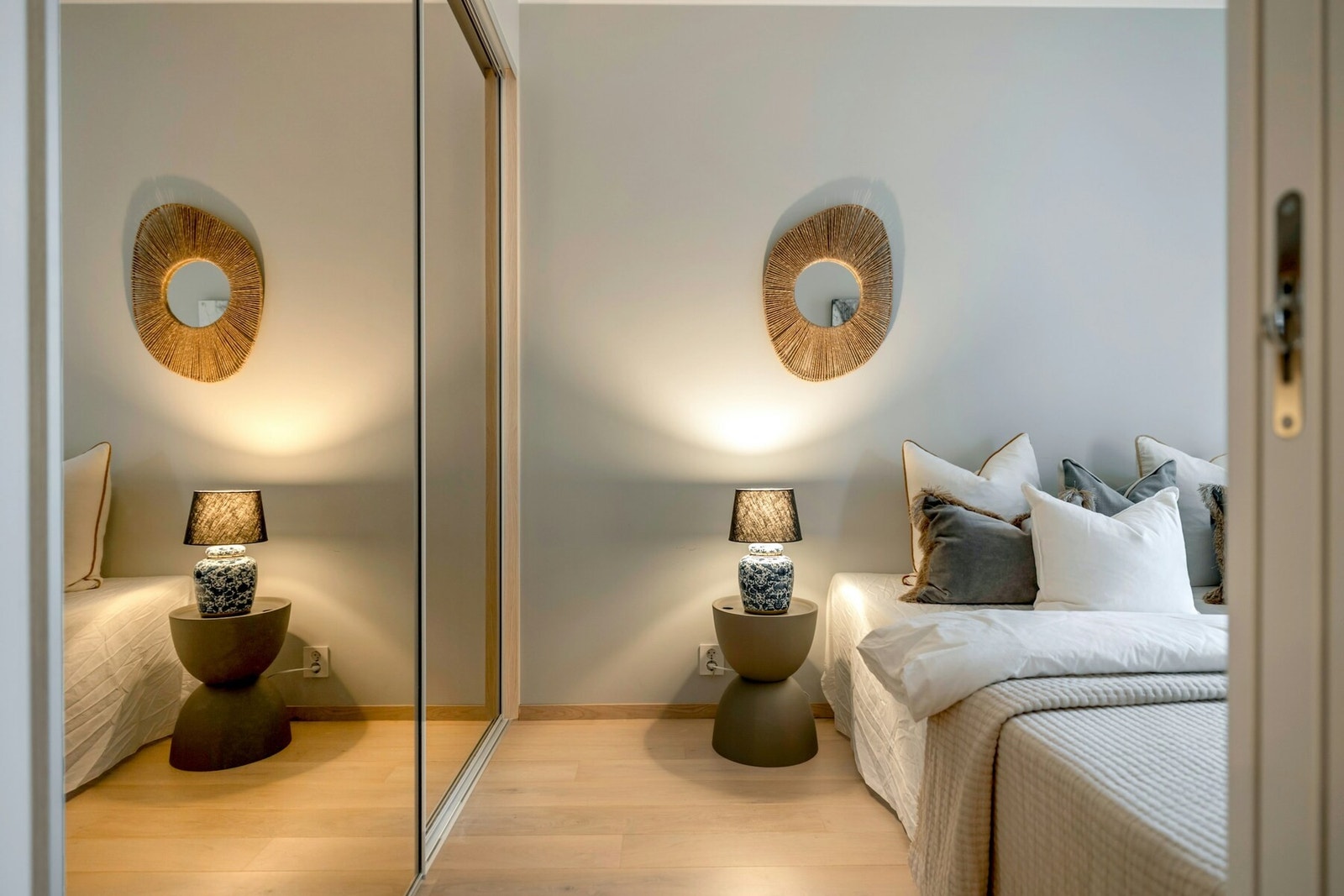 Hovedsoverommet har plass til dobbeltseng, garderobeskap og nattbord Galleribilde