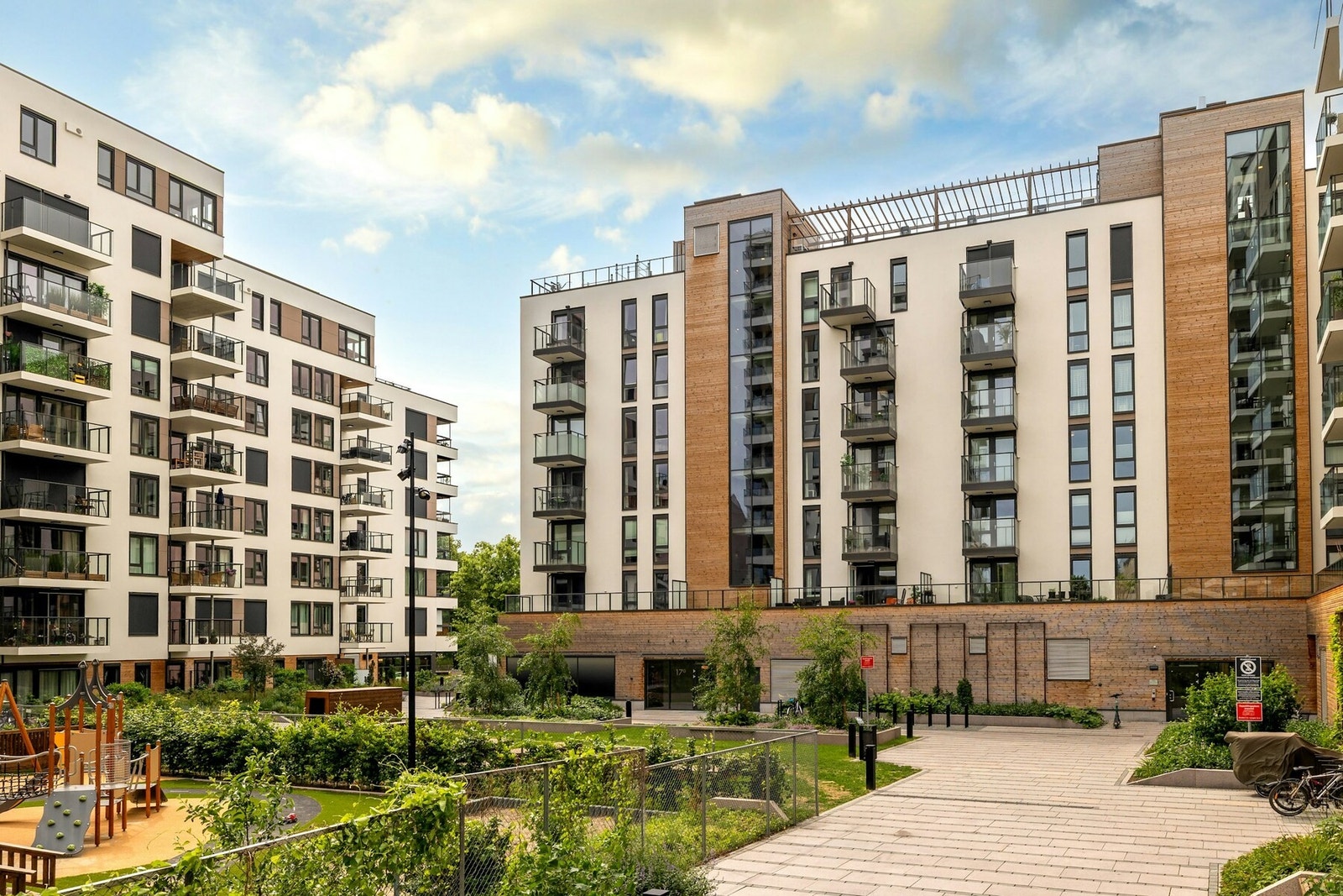 Middelthunet Sameie er et kombinert sameie som består av 330 boligseksjoner, 11 næringsseksjoner (næring, handel, tjenester og bevertning, og barnehage), 3 næringsseksjoner for parkering og 6 næringsseksjoner for overskuddsboder Galleribilde