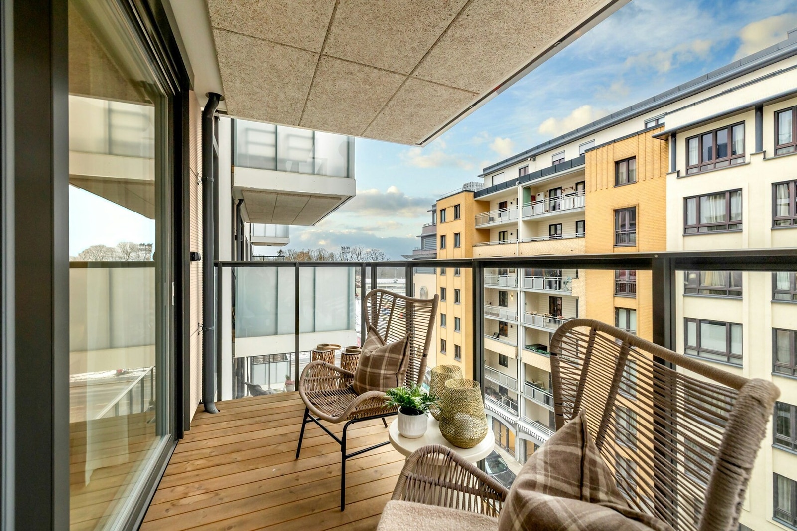 Varme dager kan nytes på leilighetens balkong eller på sameiets felles takterrasser Galleribilde