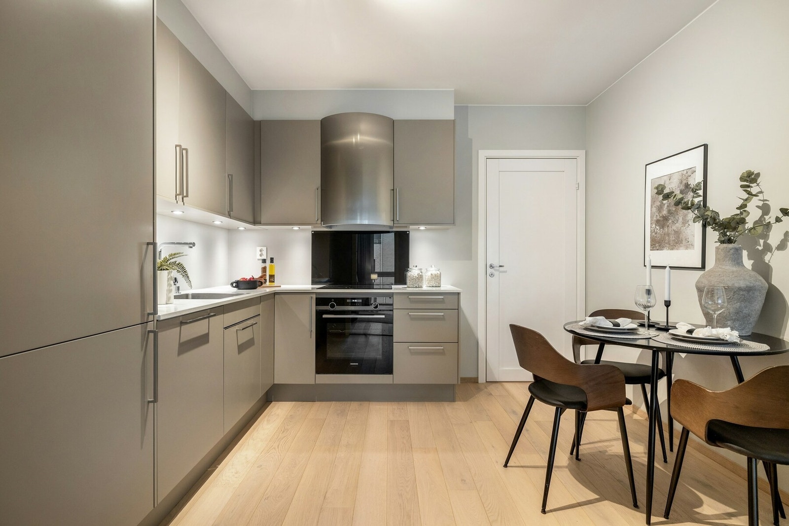 Leiligheten har et tidløst kjøkken fra Sigdal med Silestone Polert benkeplate og Blanco Andano vask Galleribilde