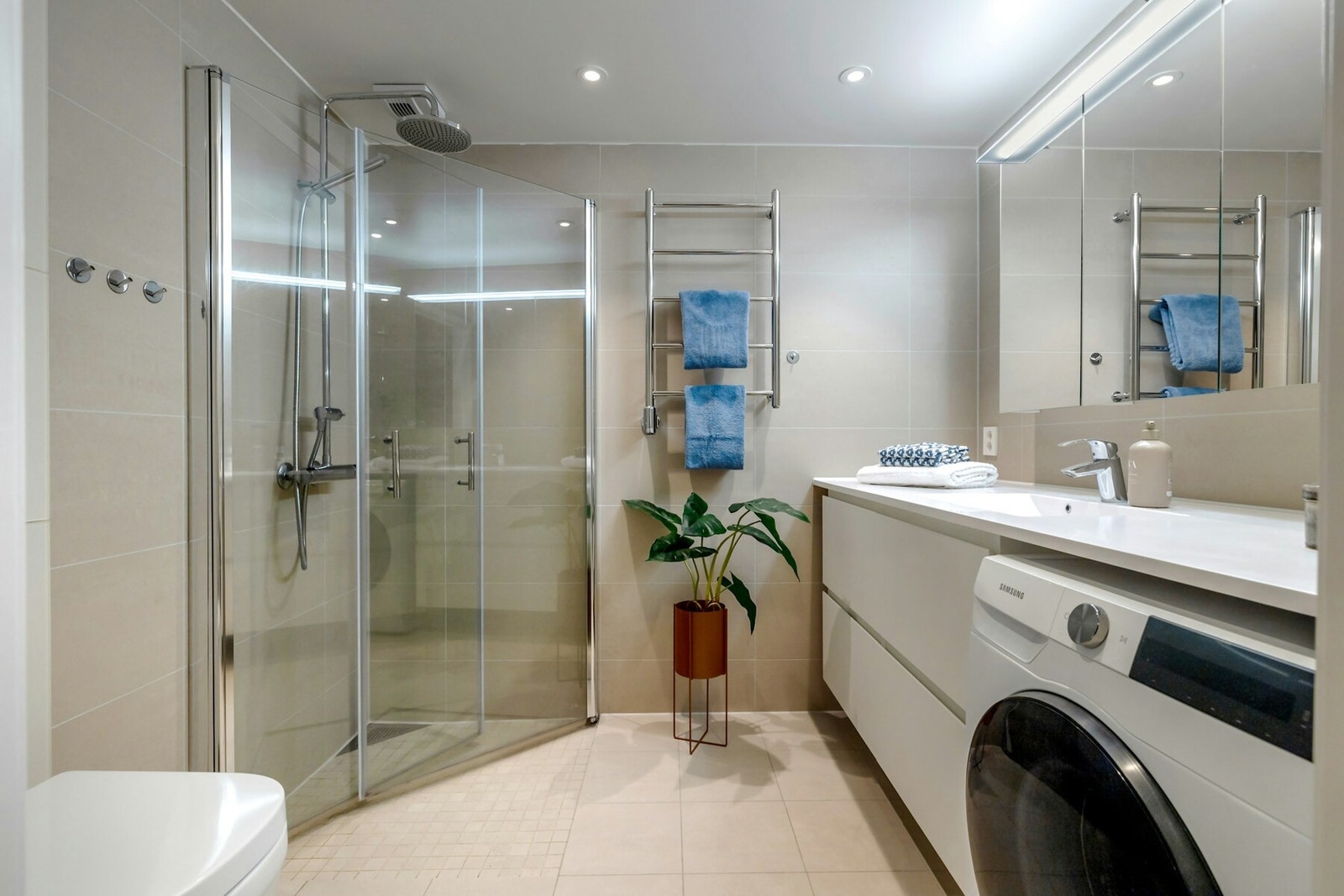 Leilighetens bad er flislagt og gulvet har vannbåren varme Galleribilde