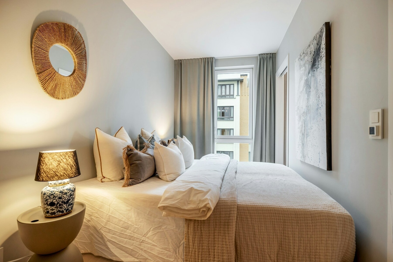 Rommet har adkomst via to skyvedører som gir en praktisk og plassbesparende løsning Galleribilde