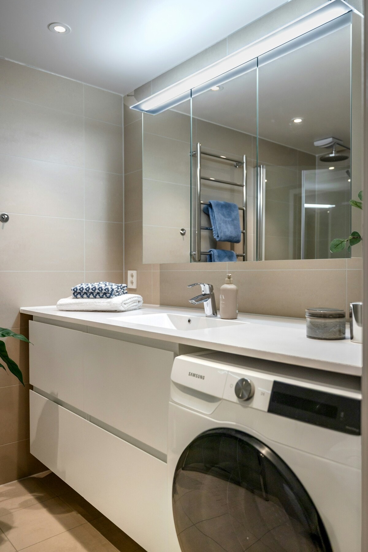 Servantinnredningen har to skuffefronter og det er montert speilskap med tre fronter Galleribilde