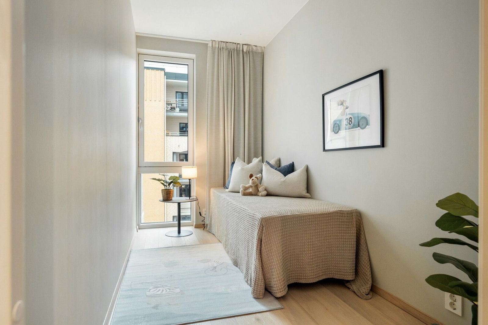 Soverom II har fin størrelse og plass til seng Galleribilde