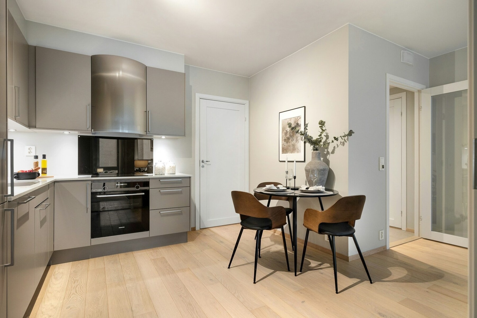 Kjøkkenet har bra med benkeplass, samt rikelig med lagring i skap og skuffer Galleribilde