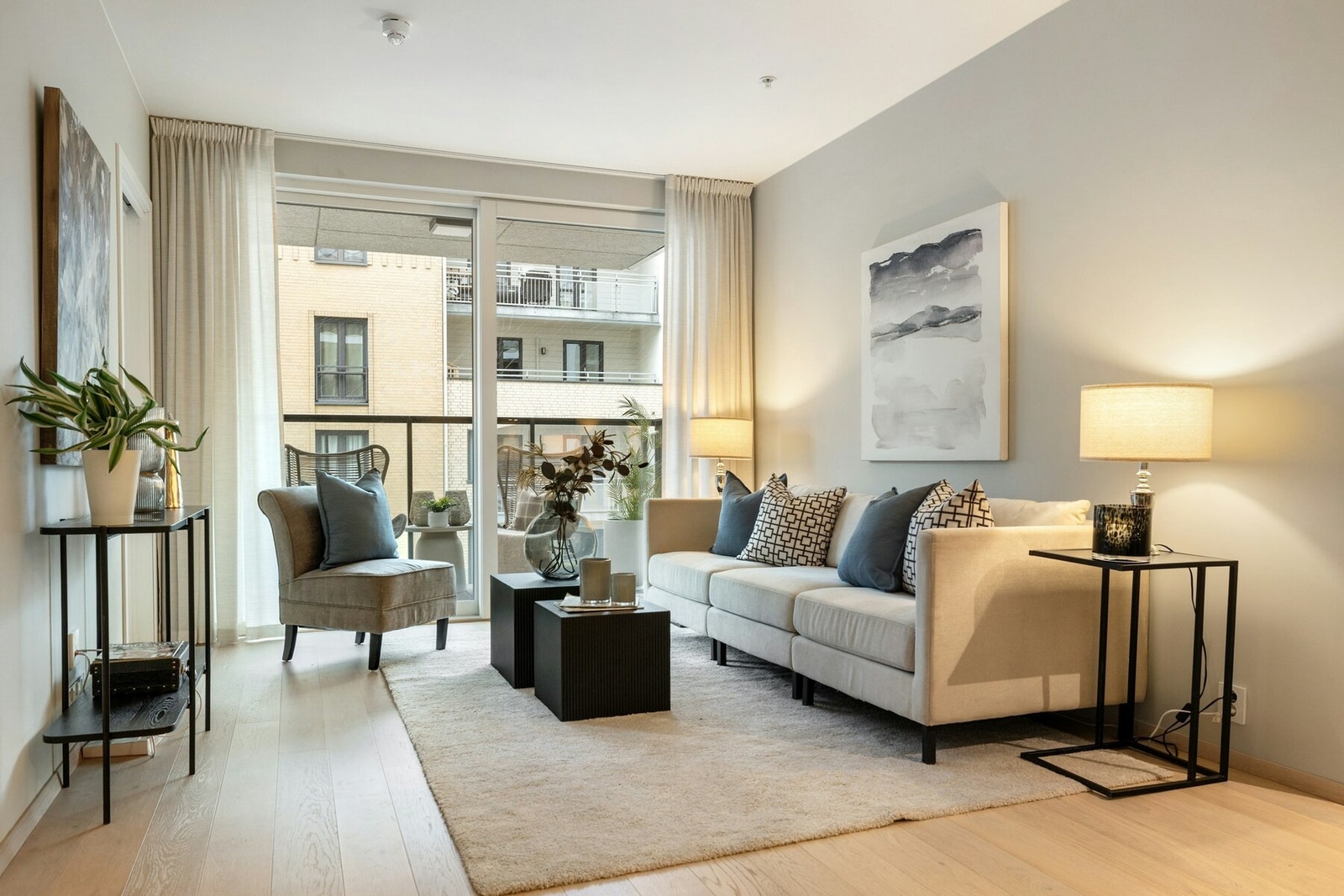 Leiligheten ligger i 5. etasje og har heisadkomst til leilighetsplan Galleribilde