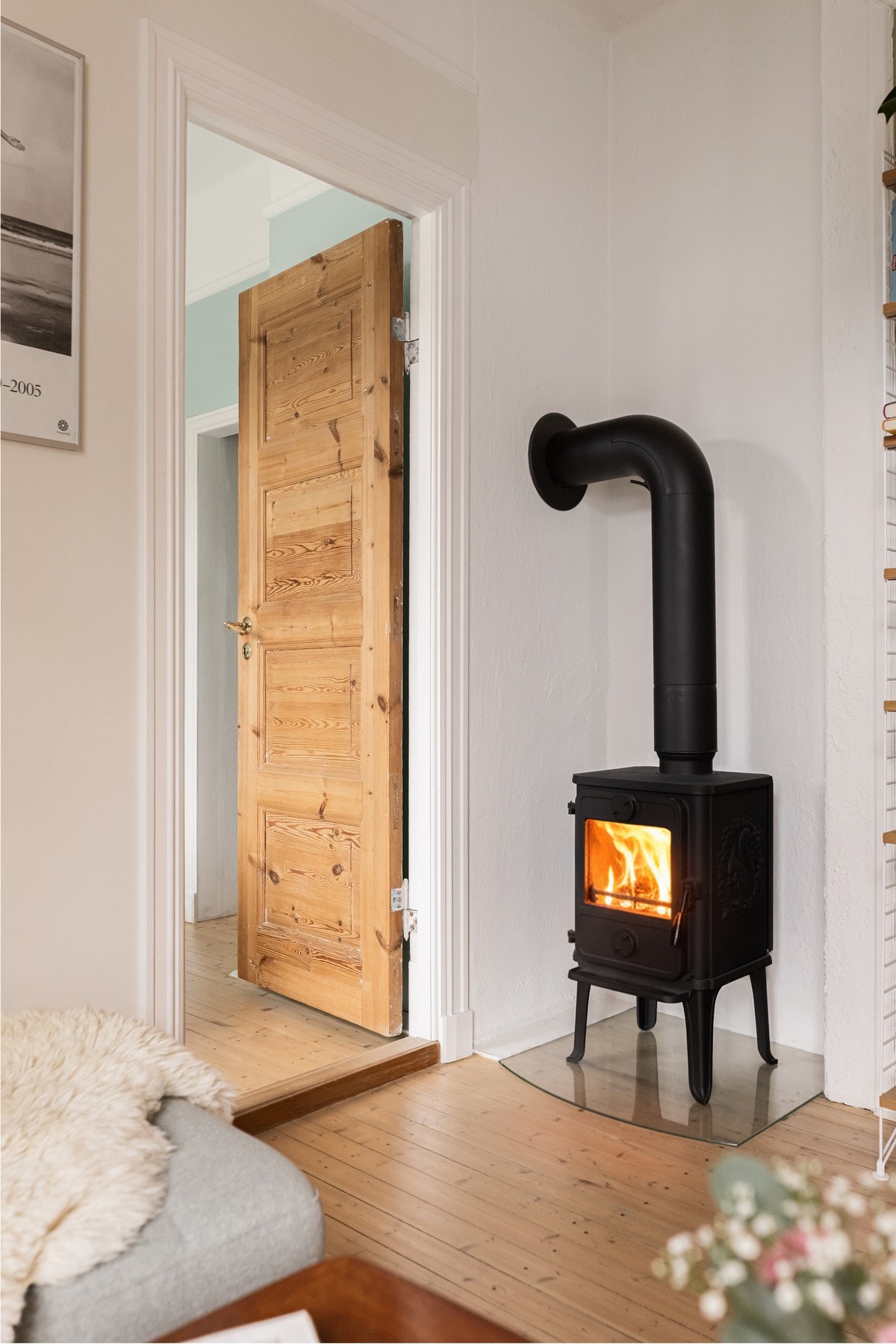 I stuen er det montert en lekker peisovn som gir mulighet for lun varme fra vedfyring. Galleribilde