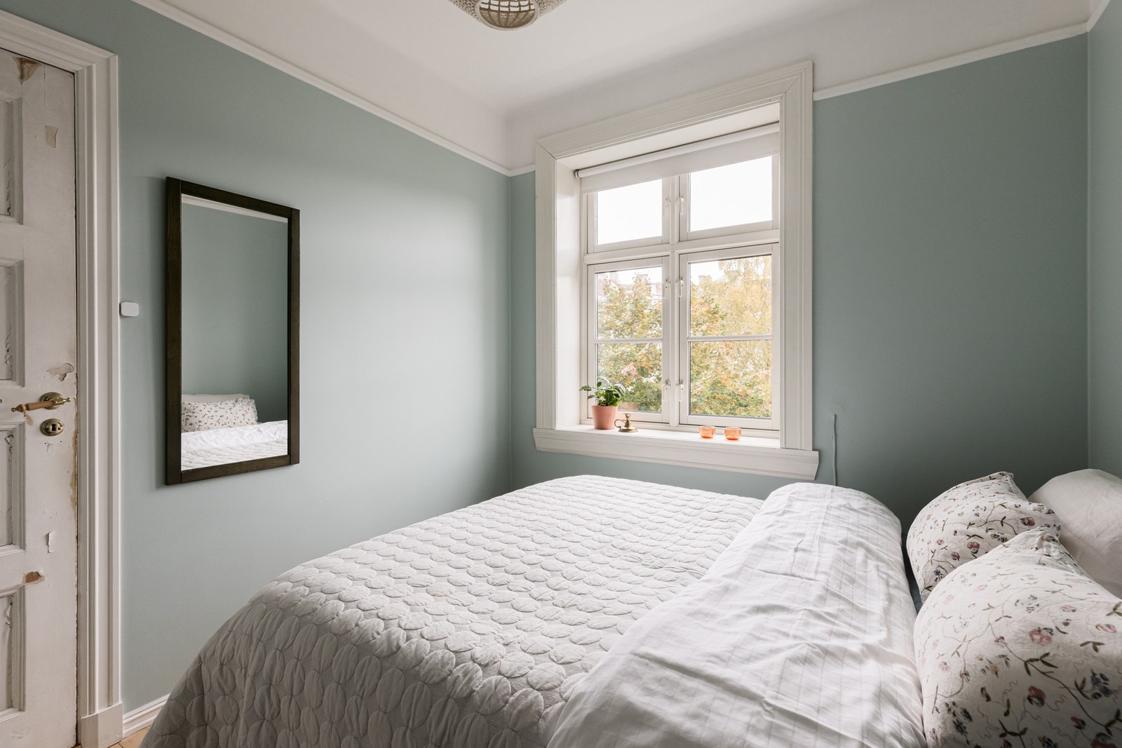 Beliggenheten i tredje etasje gjør at det er minimalt med innsyn i soverommet. Galleribilde