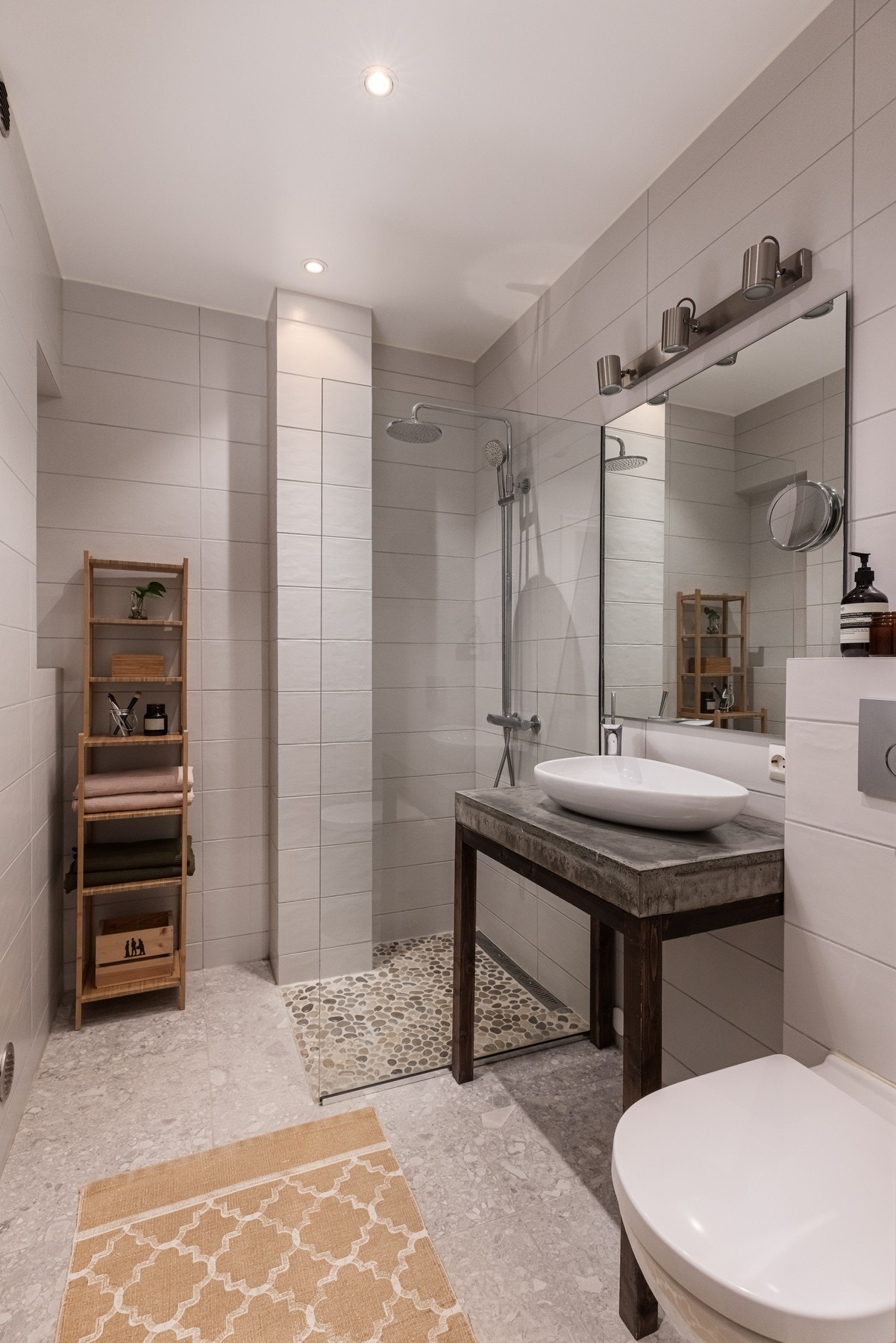 Badet har regnfallsdusj. Dusjnisjen er avskjermet med en glassvegg. Galleribilde