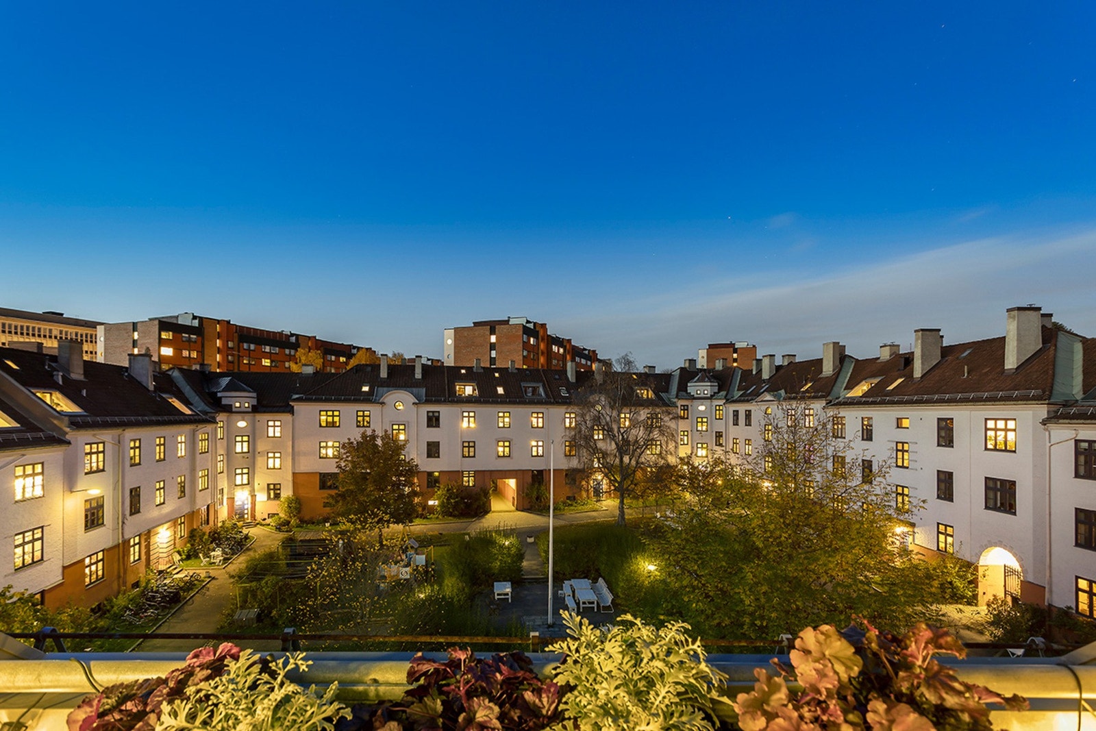 Leiligheten vender mot det parkmessige gårdsrommet. Galleribilde