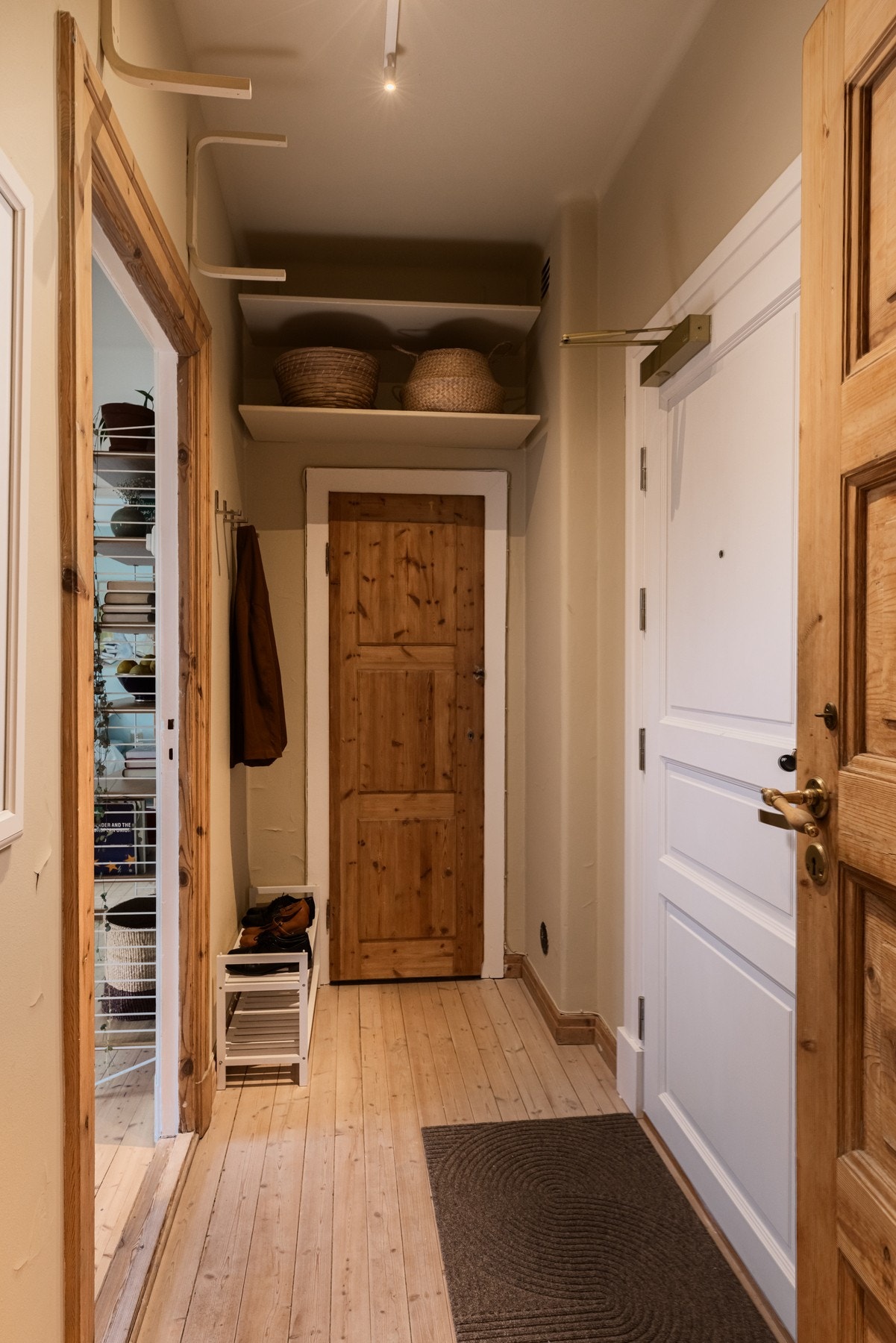 Det er god plass til oppbevaring med knaggrekke, skohylle og en innvendig bod. Galleribilde