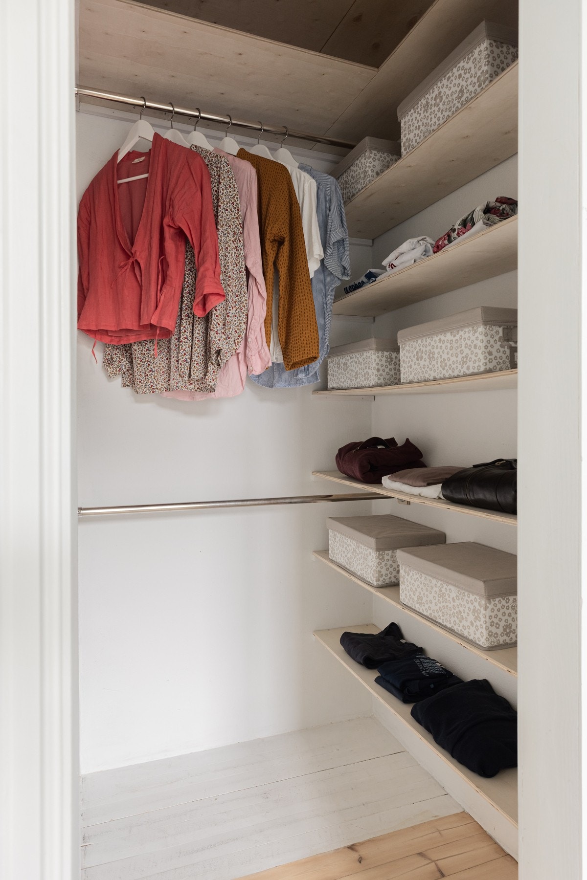 En egen nisje i soverommet har plass til oppheng av klær mm. Galleribilde