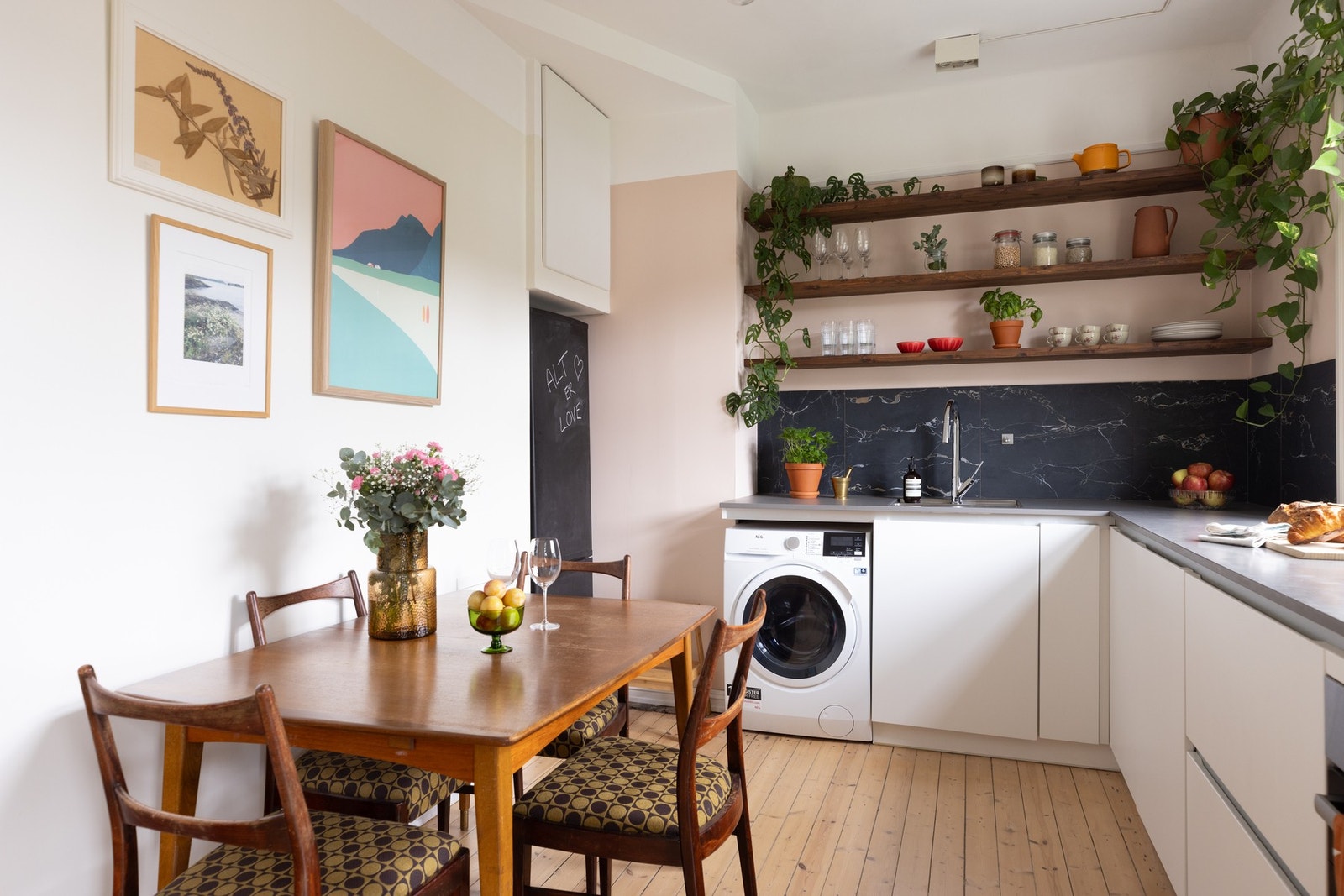 Det er plass til spisebord på kjøkkenet. Galleribilde