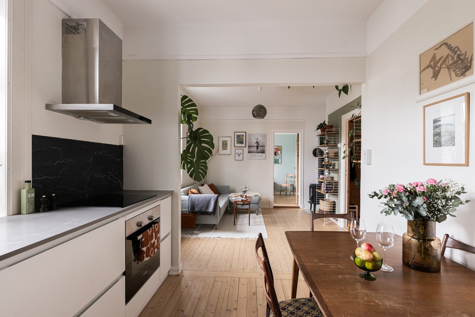 Kjøkkenet har god arbeidsplass og plass til spisebord. Galleribilde